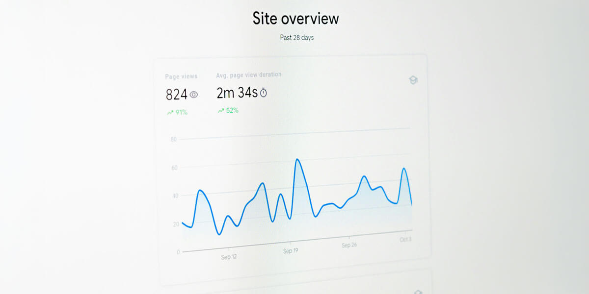 A website analytics dashboard displaying a site overview for the past 28 days, showing 824 page views and a blue line graph tracking daily traffic fluctuations from mid-September to early October.